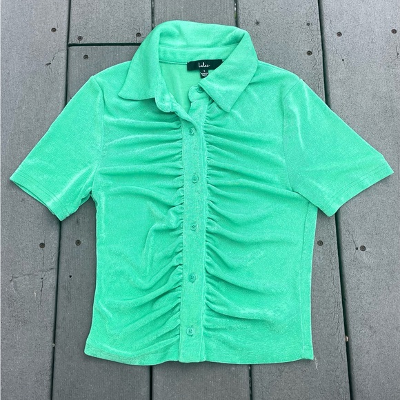 *5/$20 or 3/$15* Ruche Decision Green Ruched Short Sleeve Button-Up Collared Top - Picture 4 of 9